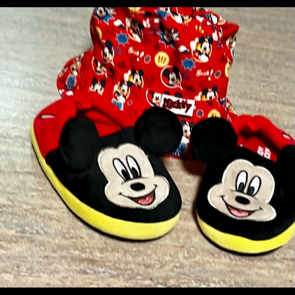 Disney’s Mickey Mouse set of hat and slippers for toddlers - Picture 5 of 11